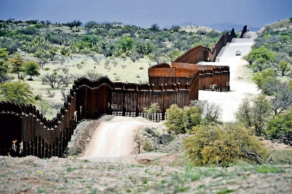 La cerca levantada en Nogales, Arizona, permite a los agentes de la guardia fronteriza observar lo que pasa en el lado mexicano (XINHUA- NOTIMEX)