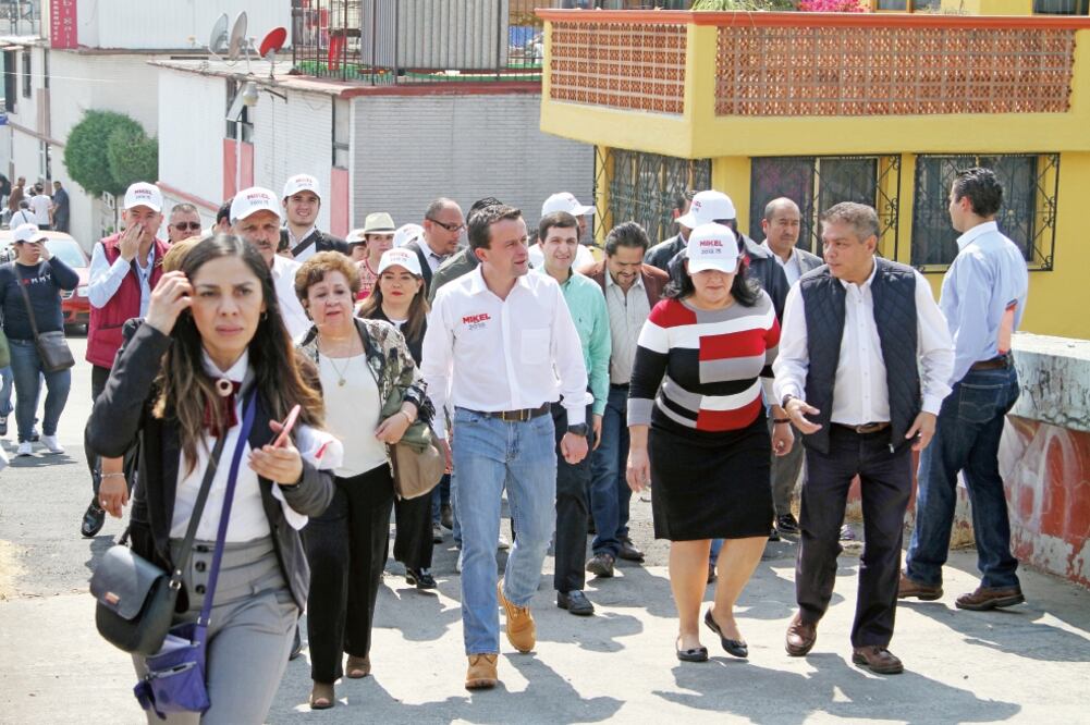 Luego de recorrer la zona habitacional de El Rosario, Mikel Arriola cuestionó las fallas que sumergieron en “tierra de nadie” estos lugares por falta de seguridad. (CARLOS MEJÍA. EL UNIVERSAL)