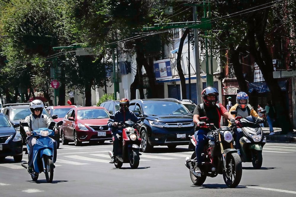 La proliferación de motos también incide en el número de personas empleadas en su fabricación, pues en México se producen 600 mil motocicletas al año generando 26 mil empleos directos, según la AMFIM.