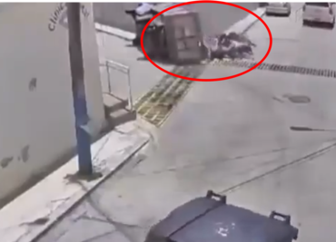 VIDEO: Adultos y niños salen expulsados tras volcar camioneta en Tuxtla Gutiérrez, Chiapas; hay 12 lesionados