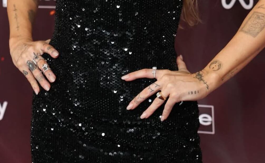El close-up del anillo: un diamante corte Old Mine en montura vintage que confirma la estética clásica de Miley. Foto: Instagram @mileycyrus
