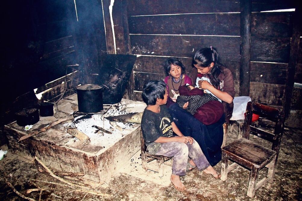 Al retornar de la montaña la familia de Dionisio Girón, del paraje C’analumtic, tuvo que rentar una vivienda que compartirá con cuatro menores, entre ellos una adolescente de 15 años que hace un mes dio a luz a su hijo Gerohuan (MARÍA DE JESÚS PETERS)