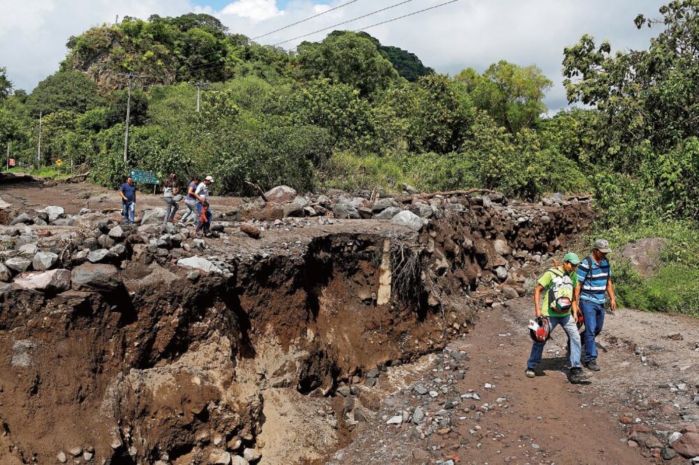 En el municipio de Comala, Colima, un puente sufrió severas afectaciones en su estructura debido a la fuerza de 'Patricia' (TOMÁS BRAVO. REUTERS)