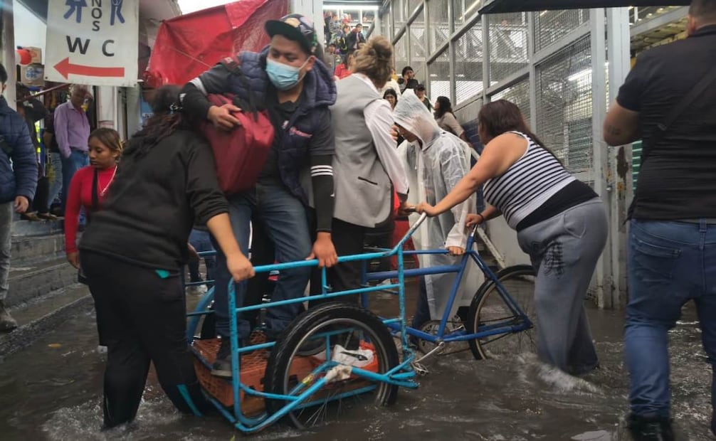 Fuertes lluvias dejan afectaciones en la CDMX; cablebús y metro modifican su servicio.
Foto: Luis Camacho/El Universal