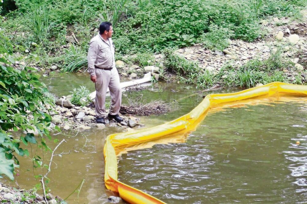 Trabajadores de la petrolera iniciaron labores de recuperación de gasolina derramada en un río cerca de Paso Guayabo, en el municipio de Matías Romero, donde peces y animales murieron intoxicados (FOTOS: ALBERTO LÓPEZ. EL UNIVERSAL)
