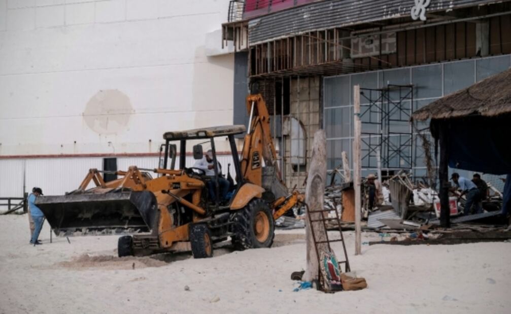 En megaoperativo, autoridades federales y locales recuperan playa invadida en Cancún