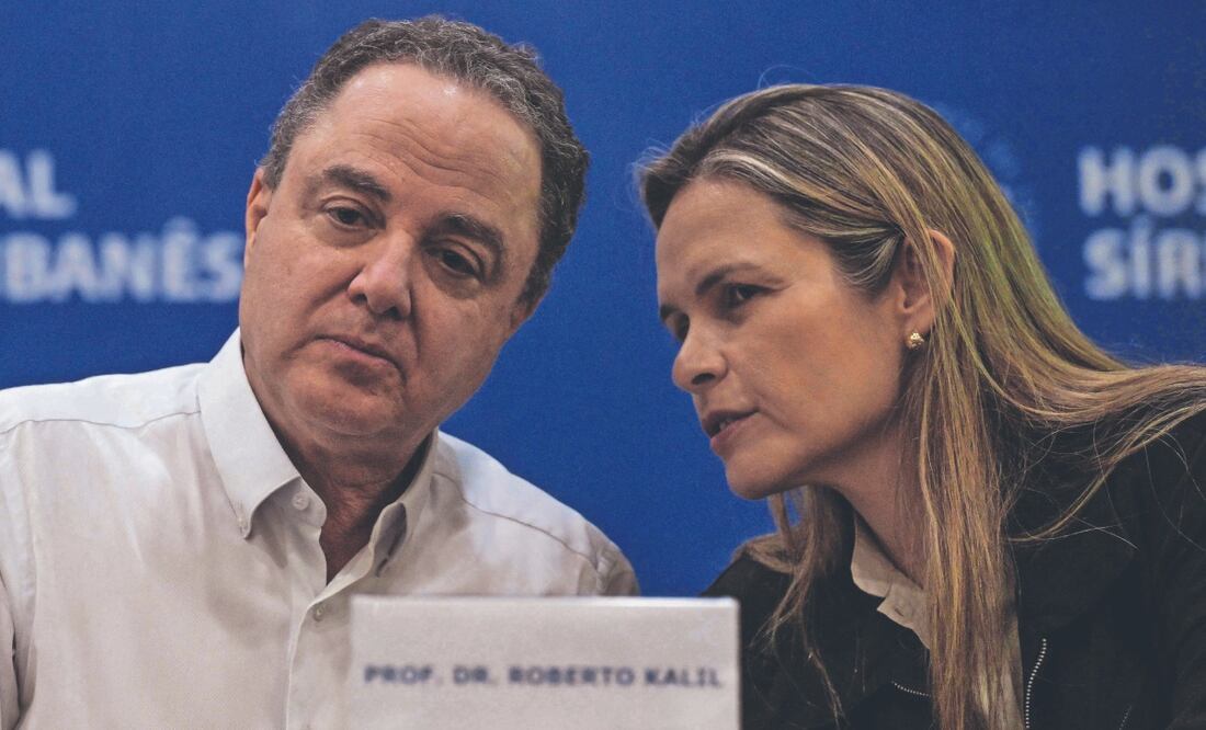 El doctor Roberto Kalil con la doctora Ana Helena Germoglio, en el Hospital Sirio-Libanés de Sao Paulo. Foto: de NELSON ALMEIDA. AFP