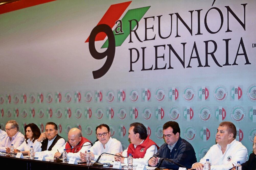 Durante la reunión plenaria del PRI, el secretario de Hacienda, Luis Videgaray Caso (quinto de iz. a der.), dijo que se impulsará la propuesta de transición al mercado libre de gasolinas para que sea vigente a partir del próximo año (FERNANDO RAMÍREZ)