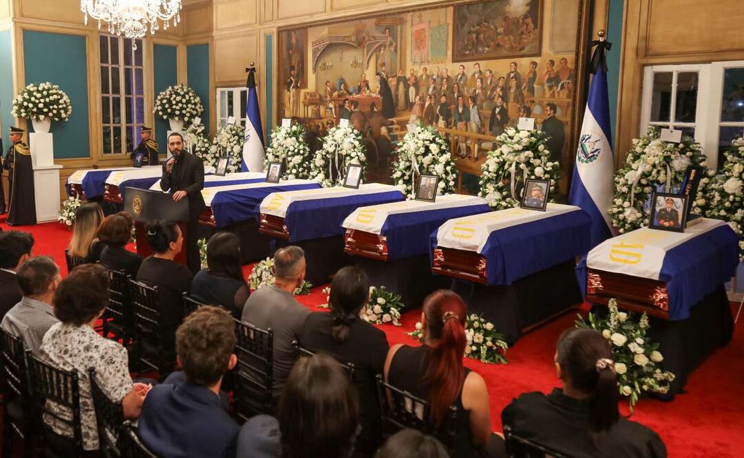El presidente de El Salvador Nayib Bukele se dirige a los familiares de ocho oficiales de policía que murieron en el accidente de un helicóptero militar, durante su funeral en San Salvador, El Salvador. Foto: AP