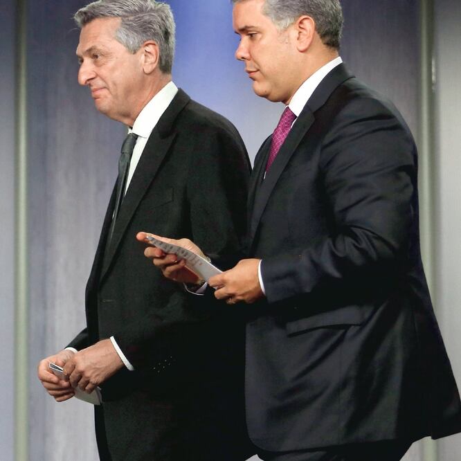 Encuentro. El presidente de Colombia, Iván Duque (der.), se reunió con Filippo Grandi, jefe del ACNUR. (JOHN VIZCAINO. AFP)