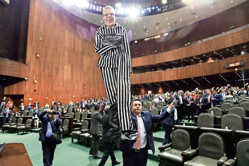 Diputados de la fracción del PRI se manifestaron ayer contra el abanderado del PAN-PRD-MC, Ricardo Anaya, por su presunta participación en lavado de dinero. (ADOLFO VLADIMIR. CUARTOSCURO)