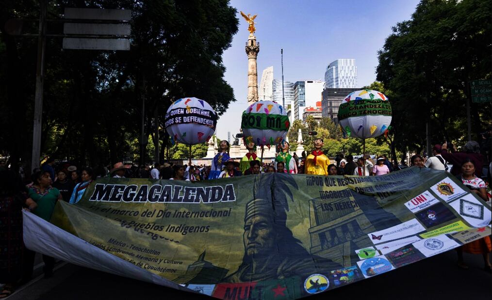 La megacalenda de pueblos indígenas se desplazó del Ángel de la Independencia sobre avenida Paseo de la Reforma al Zócalo de la Ciudad de México, el 9 de agosto de 2025. Foto Hugo Salvador/EL UNIVERSAL