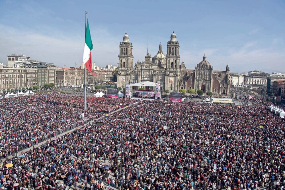 Antes de las 9:00 de la mañana, 80 mil personas abarrotaron el Zócalo, en donde hubo música en vivo. Posteriormente, el jefe de Gobierno de la CDMX, Miguel Ángel Mancera, inició el evento con la entrega de los primeros recibos de nómina. (CUA RTOSCURO)