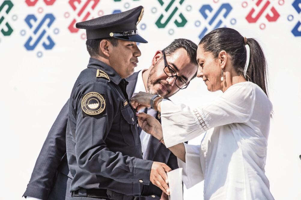 El policía Eduardo Mondragón fue nombrado policía del mes en febrero. (GERMÁN ESPINOSA. EL UNIVERSAL)