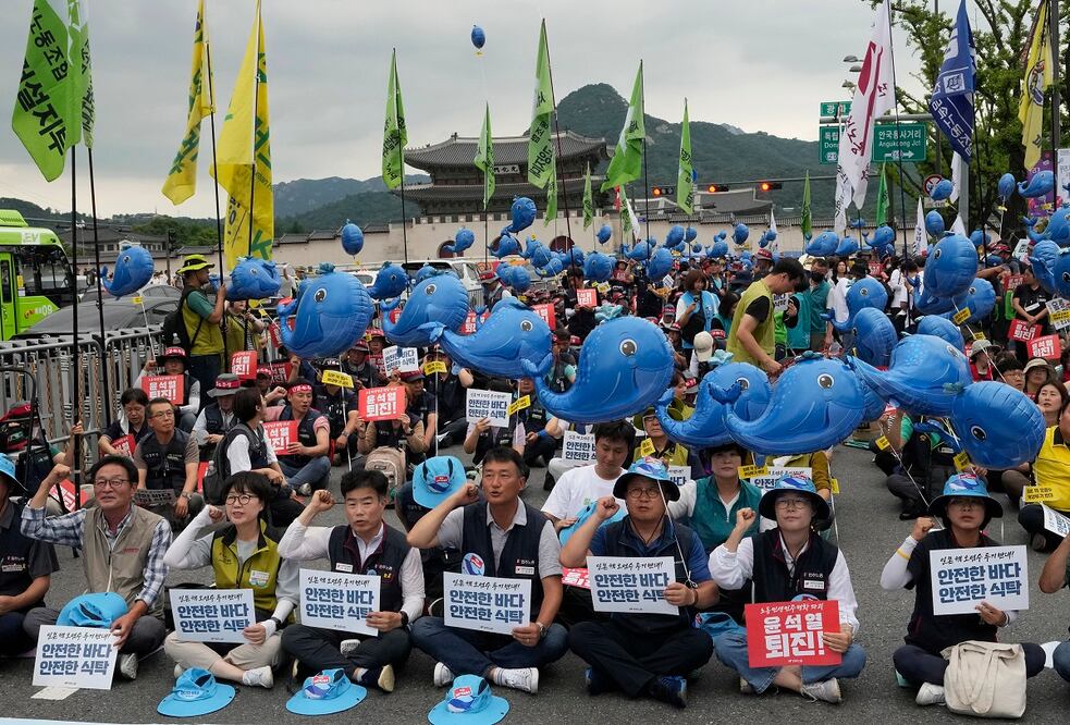 Asistentes a una manifestación, en Seúl, por la decisión del gobierno japonés de liberar agua radiactiva tratada de la planta de energía nuclear dañada de Fukushima al oceáno Pacífico. Foto: AP
