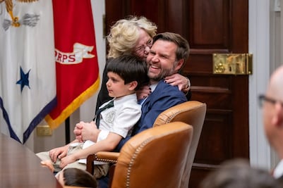 JD Vance, vicepresidente de EU, celebra 10 años de sobriedad de su madre; "estoy orgulloso"
