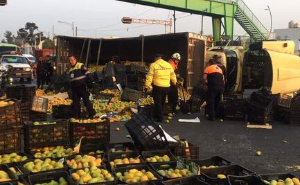 Vuelca tráiler con toneladas de mangos en inmediaciones de la Central de Abasto