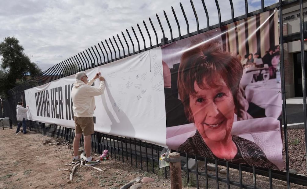 Jeff Robb, residente de Seattle que pasa el invierno en Tucson, firma una pancarta en apoyo a Nancy Guthrie en Tucson, Arizona, el viernes 13 de febrero de 2026. Foto: AP