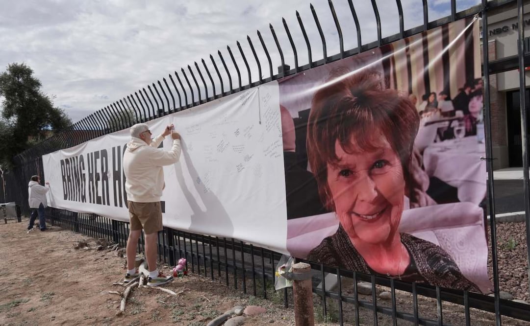 Jeff Robb, residente de Seattle que pasa el invierno en Tucson, firma una pancarta en apoyo a Nancy Guthrie en Tucson, Arizona, el viernes 13 de febrero de 2026. Foto: AP