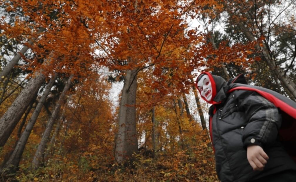Si se vacunan, entran gratis a sala de tortura: así es vacunarse en el castillo de Drácula