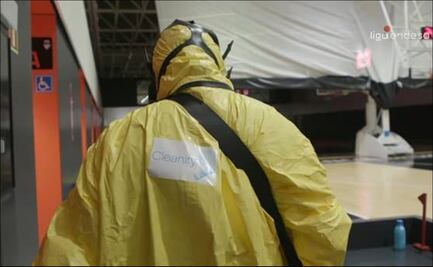 Con máscaras y trajes especiales, así sanitizan las canchas de la Liga Endesa