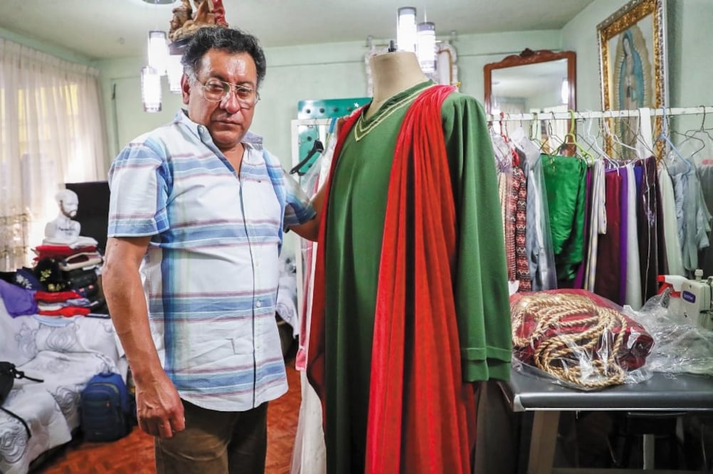 El vecino del barrio San Miguel es diseñador y se encarga de hacer vestidos de 15 años, bodas y otros eventos sociales, además trabajó como caracterizador en una televisora; el vestuario para la presentación lo hace como donación. / FOTOS: DIEGO SIMÓN SÁN