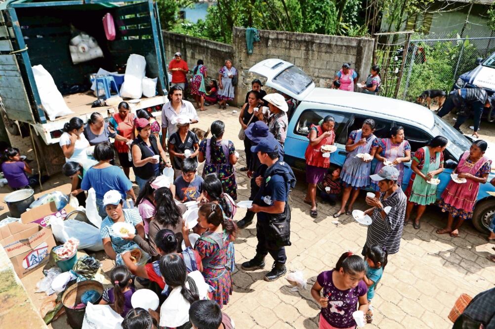 Vecinos de las comunidades cercanas a Chicahuaxtla, como Tenango de las Flores, Necaxa, Cuacuila y la cabecera municipal de Huauchinango, han acudido al pueblo desde los derrumbes para darles de comer a los afectados (VALENTE ROSAS. EL UNIVERSAL)