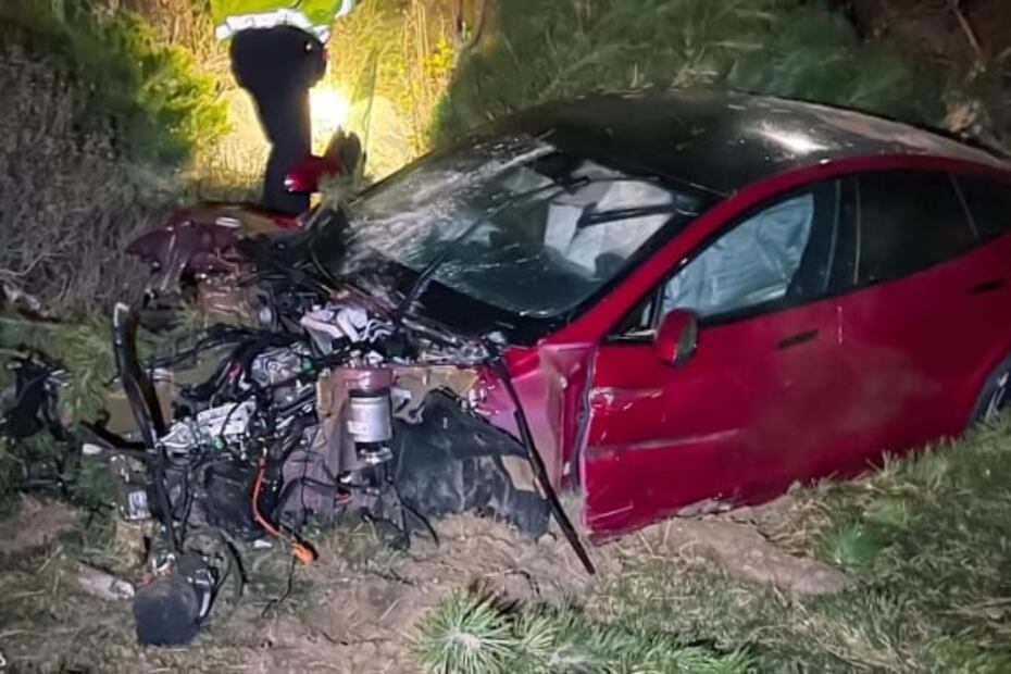 Tesla con 7 personas a bordo sufre fuerte accidente y nadie sale lesionado