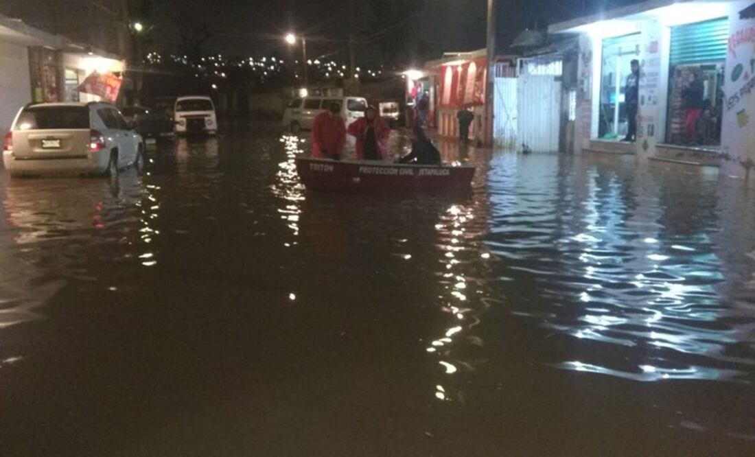 Anegación registrada ayer en Ixtapaluca tras la tormenta. (Foto: Especial)