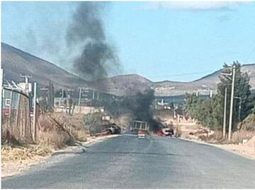 Reportan bloqueos carreteros en Pinos, Zacatecas; hay quema de vehículos
