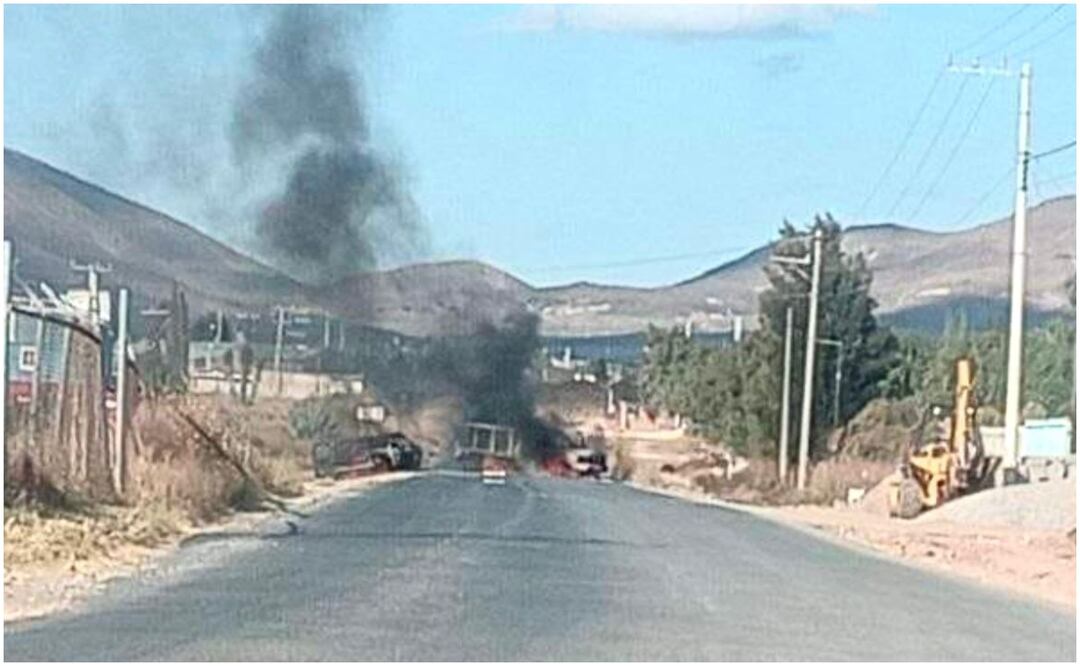 Este 21 de noviembre se reportaron bloqueos carreteros en Pinos, Zacatecas así como quema de vehículos. Foto: Especial