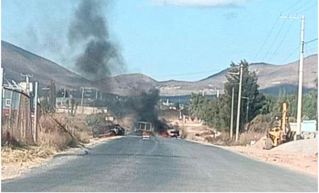 Este 21 de noviembre se reportaron bloqueos carreteros en Pinos, Zacatecas así como quema de vehículos. Foto: Especial