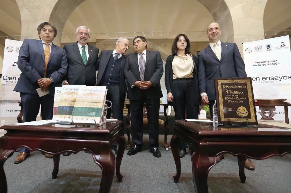La obra que fue presentada por el rector de la UNAM, Enrique Graue, consta de cuatro tomos que contienen ensayos de enfoque histórico, jurídico, político y en materia económica y social (BERENICE FRAGOSO. EL UNIVERSAL)