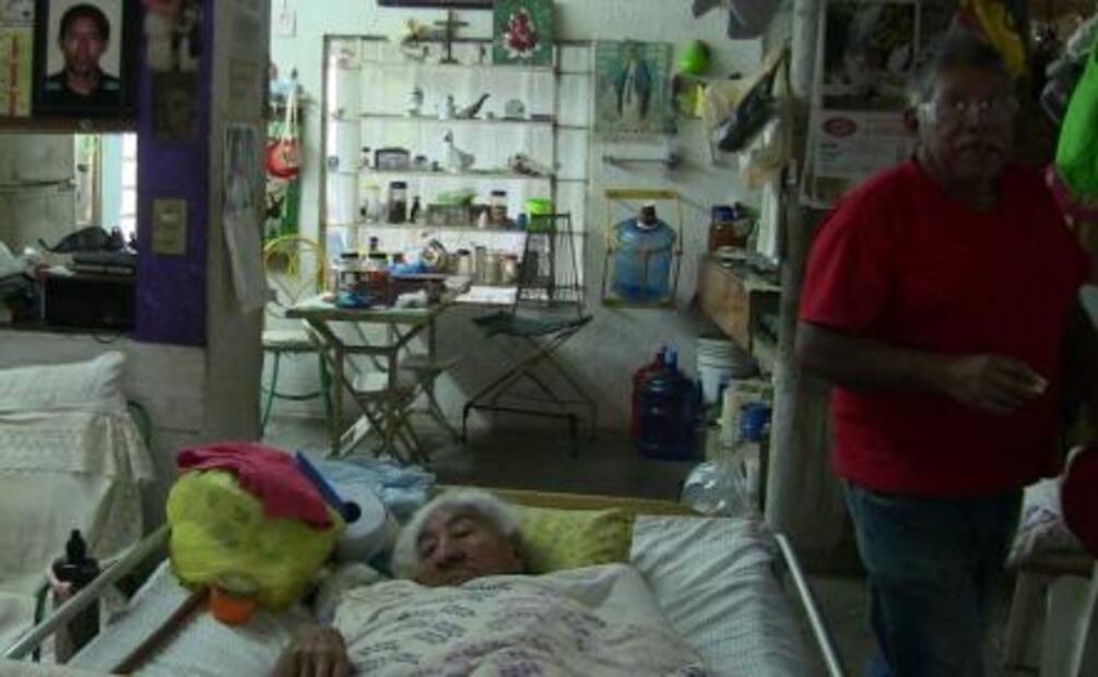 Anciana que acudió a banco en camilla tenía una pierna rota, hipertensión y sordera