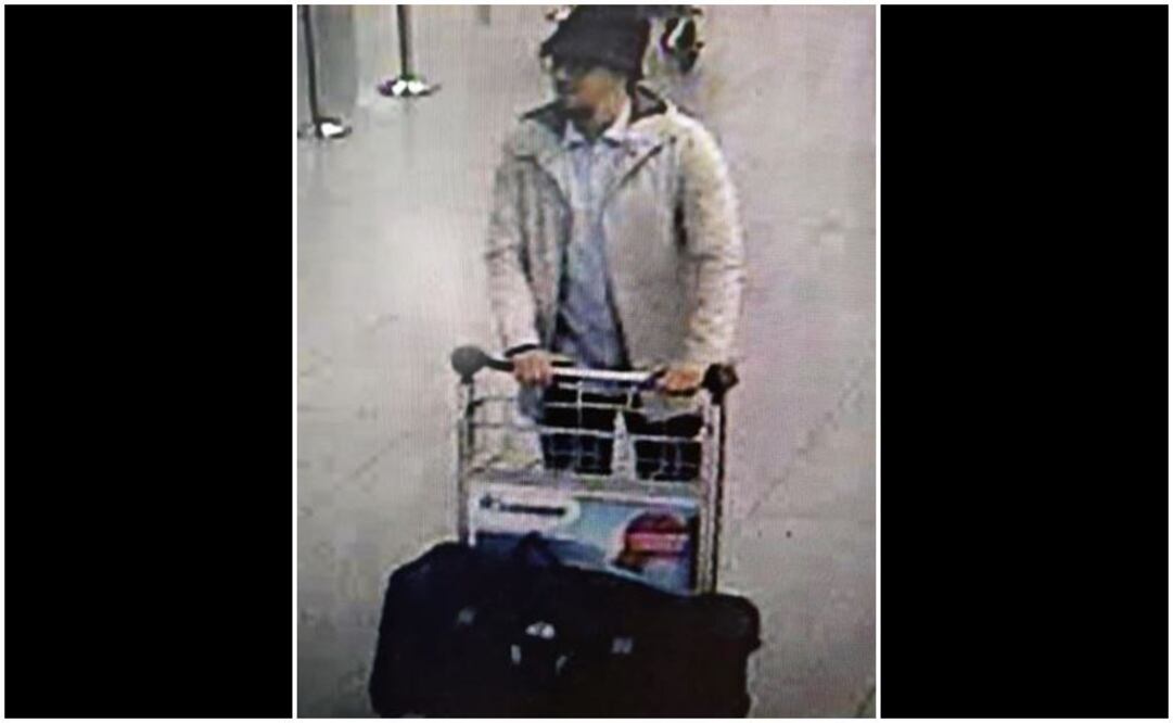 Foto: Uno de ellos, Fayçal Cheffou, detenido el jueves, sería el hombre del sombrero negro que aparece en la imagen