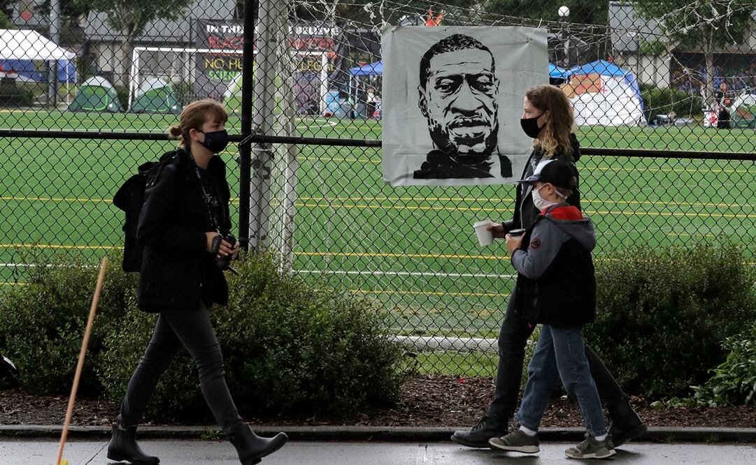 El rostro de George Floyd se encuentra en varias ciudades de Estados Unidos. Foto: AP