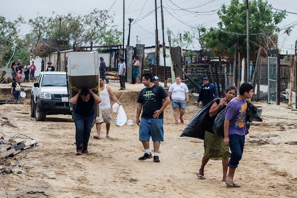 Las torrenciales lluvias dejaron un saldo de cuatro muertos, tres desaparecidos, más de 4 mil desalojados de sus viviendas y unas 100 mil familias sin energía eléctrica, confirmaron autoridades. (FERNANDO CASTILLO. MIC PHOTO PRESS)