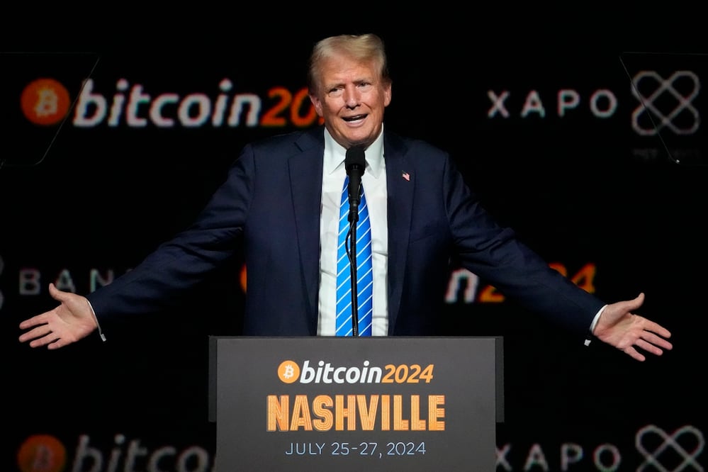 La apuesta de Donald Trump por las criptomonedas supone un gran cambio respecto a sus críticas cuando era presidente y coincide con los apoyos recibidos por su campaña electoral de defensores del criptouniverso, como Elon Musk. Foto: AP/Archivo
