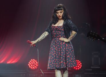 Mon Laferte transmite romántico y extraño concierto desde el Teatro Fru Fru