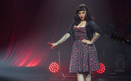 Mon Laferte transmite romántico y extraño concierto desde el Teatro Fru Fru