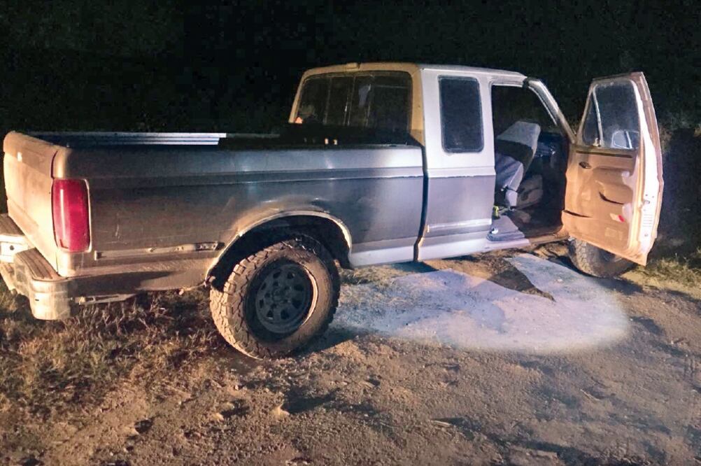 Al inspeccionar la camioneta de procedencia extranjera, los agentes encontraron una maleta con más de 11 kilos de cristal. (ESPECIAL)