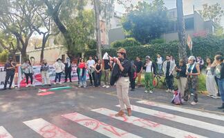 Manifestantes marchan a Embajada de EU en México por intervención en Irán; exigen paz en Medio Oriente