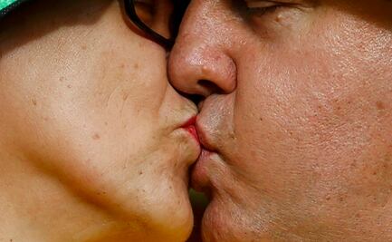 De pie, sin dormir y sin despegarse: así fue el beso de 58 horas, el más largo de la historia