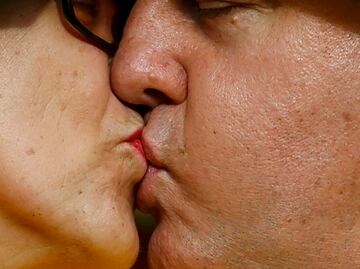 De pie, sin dormir y sin despegarse: así fue el beso de 58 horas, el más largo de la historia