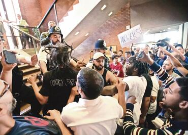 Protestan contra May por incendio