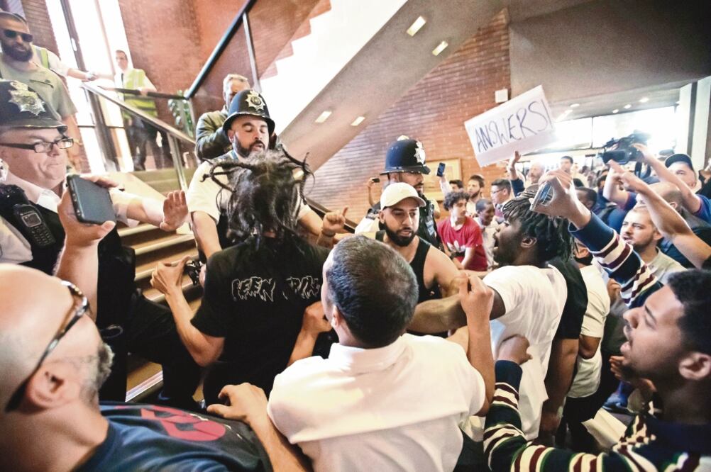 Ciudadanos que exigían justicia para las víctimas del incendio en la Torre Grenfell irrumpieron ayer en el ayuntamiento de Kensington. (TIM IRELAND. AP)