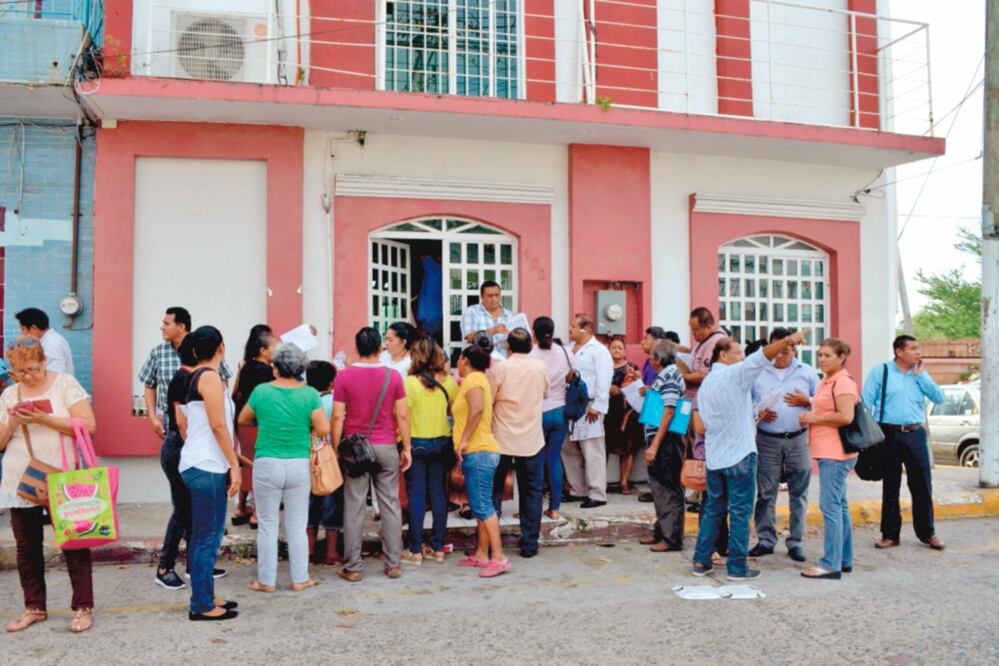 Tras el triunfo de López Obrador, morosos acudieron a las oficinas de Morena para registrarse en el padrón de beneficiarios de la condonación del adeudo. (FOTO: Luma López. EL UNIVERSAL)