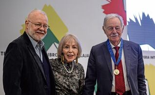 Eduardo Mendoza recibe la medalla Carlos Fuentes