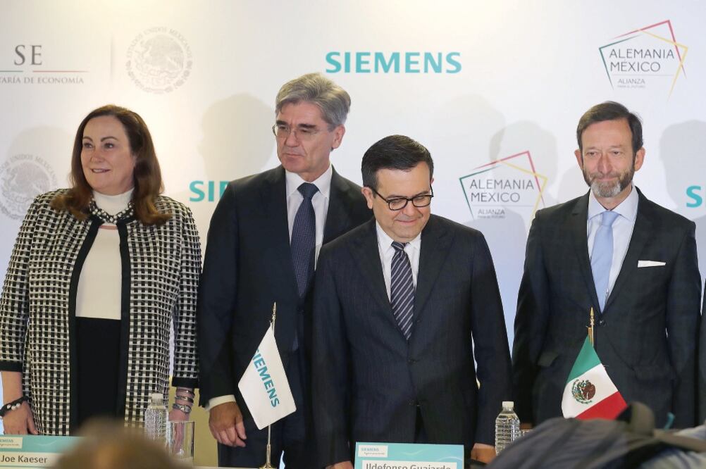 Louise Goeser, CEO de Siemens Mesoamérica; Joe Kaeser CEO mundial de la empresa alemana; Ildefonso Guajardo, secretario de Economía de México, y Viktor Elbling, embajador alemán, al anunciar la inversión de 200 mdd. (JUAN CARLOS REYES. EL UNIVERSAL)