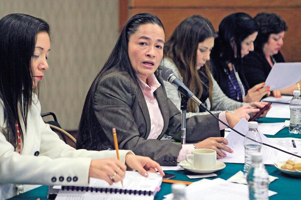 El 8 de febrero pasado el INE emitió el acuerdo 63 que obliga a los partidos políticos a acatar el principio de paridad de género (ARCHIVO EL UNIVERSAL)